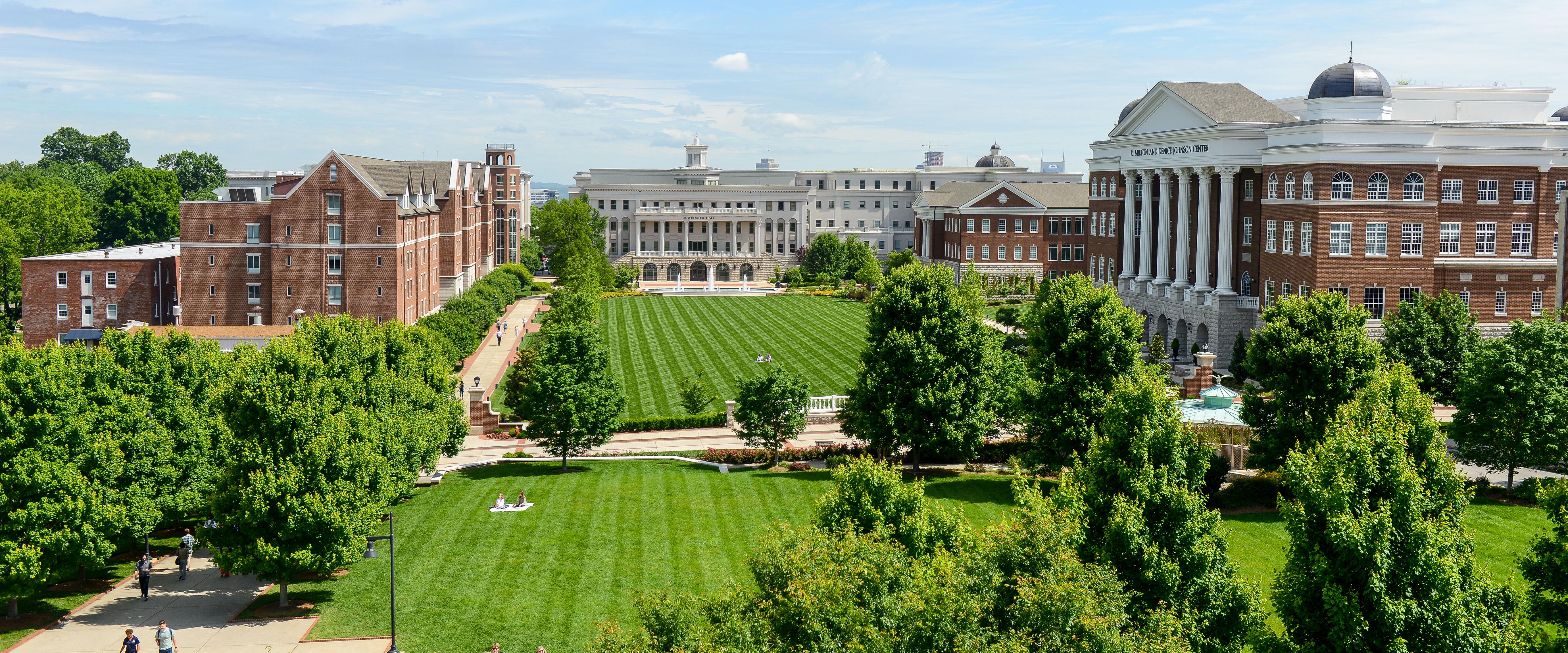 The main lawn at Belmont University on a sunny day