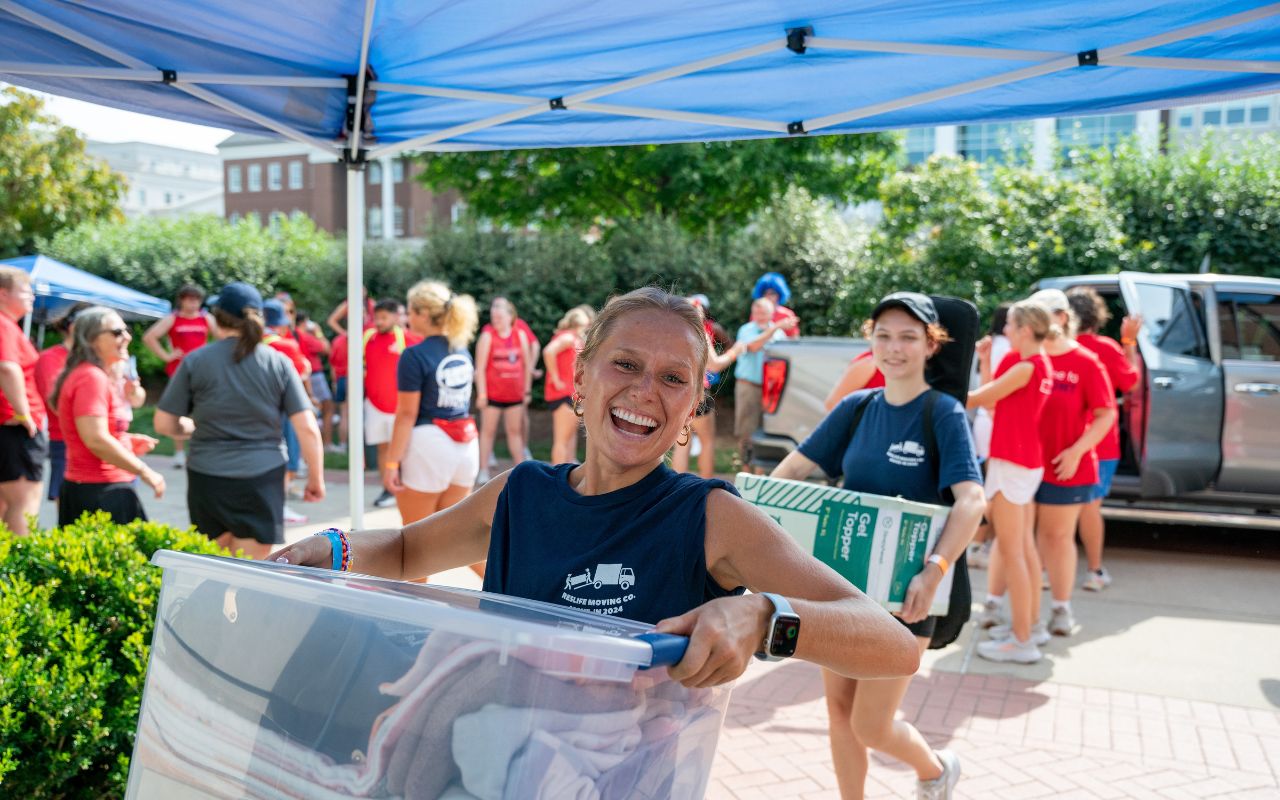 Towering Tradition leaders welcome new students to Belmont