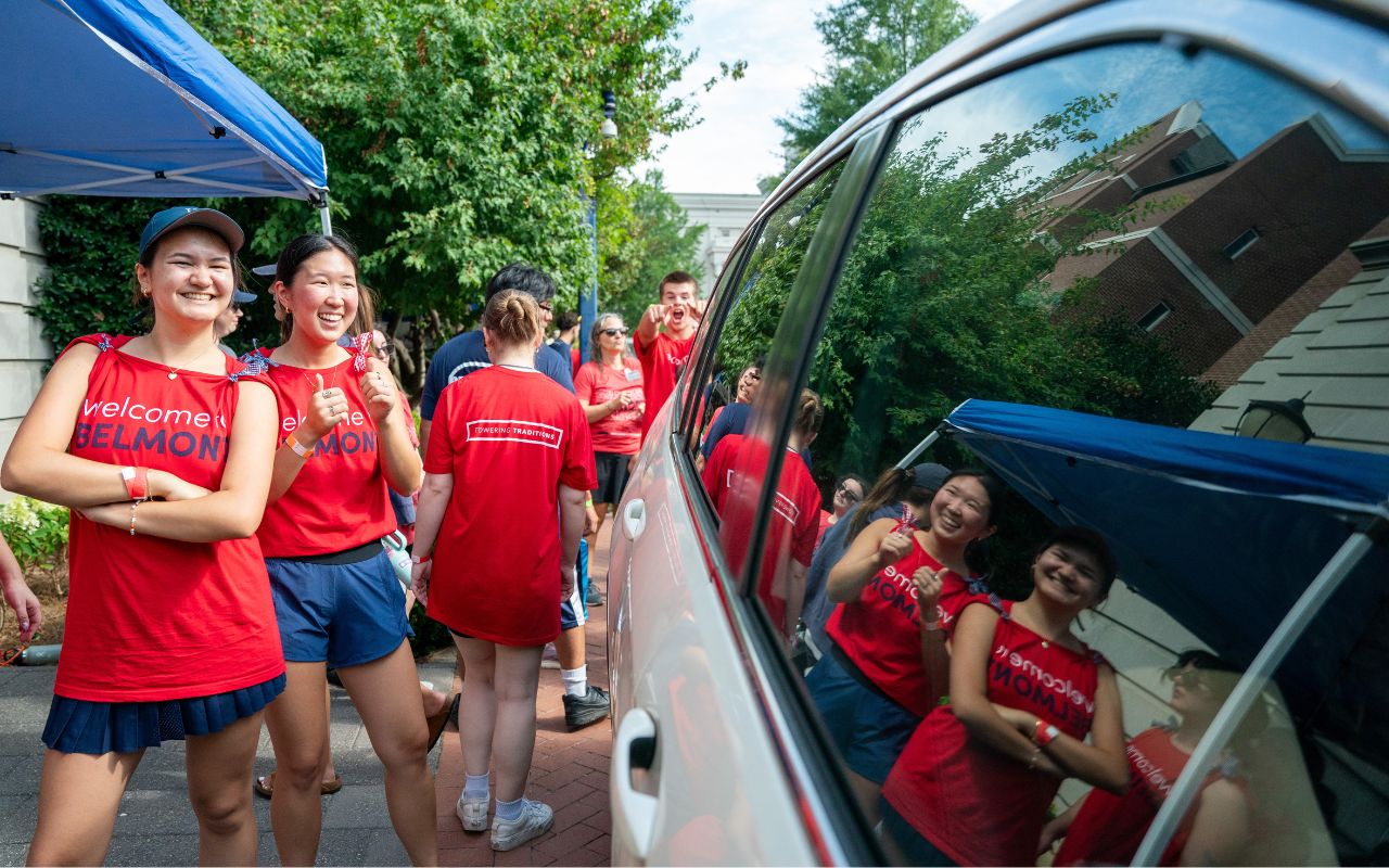 Towering Tradition leaders welcome new students to Belmont