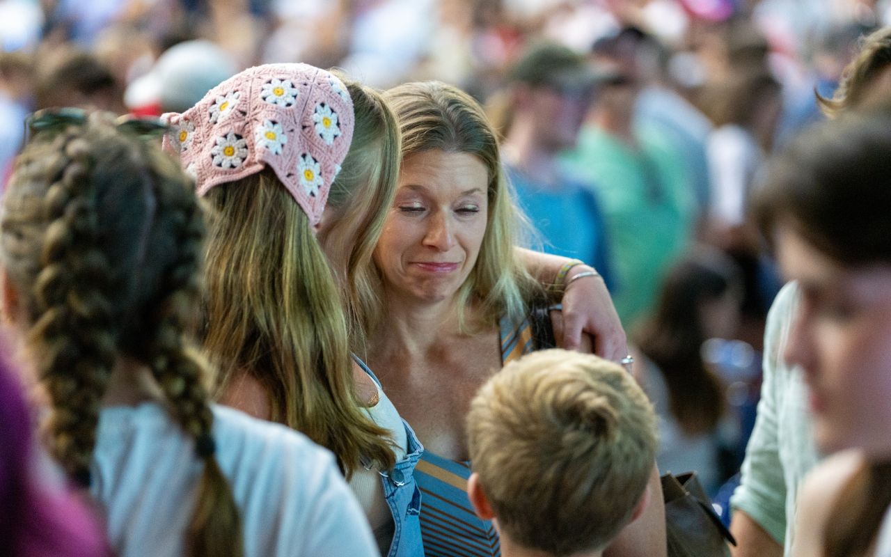 New student hugs her mom at Belmont