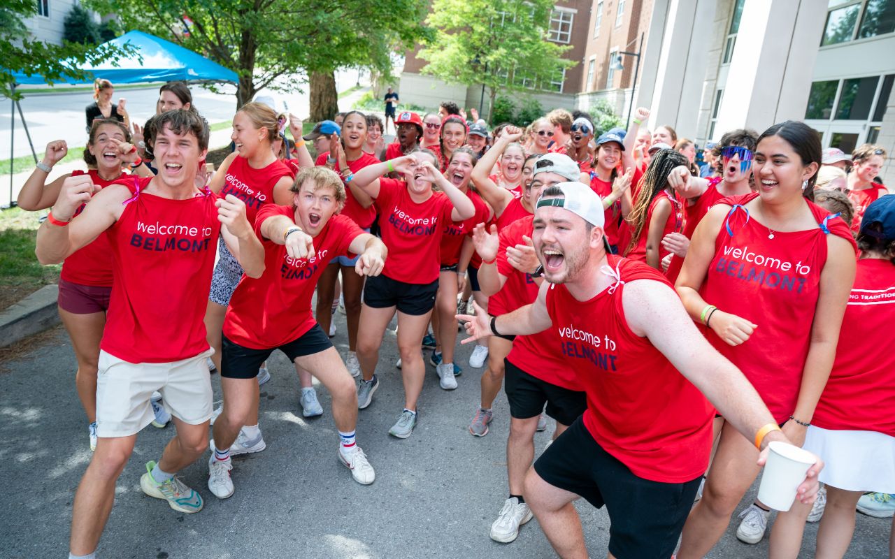 Towering Tradition leaders welcome new students to Belmont