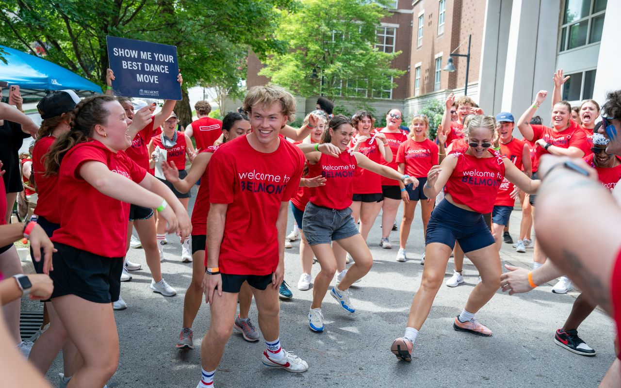 Towering Tradition leaders welcome new students to Belmont