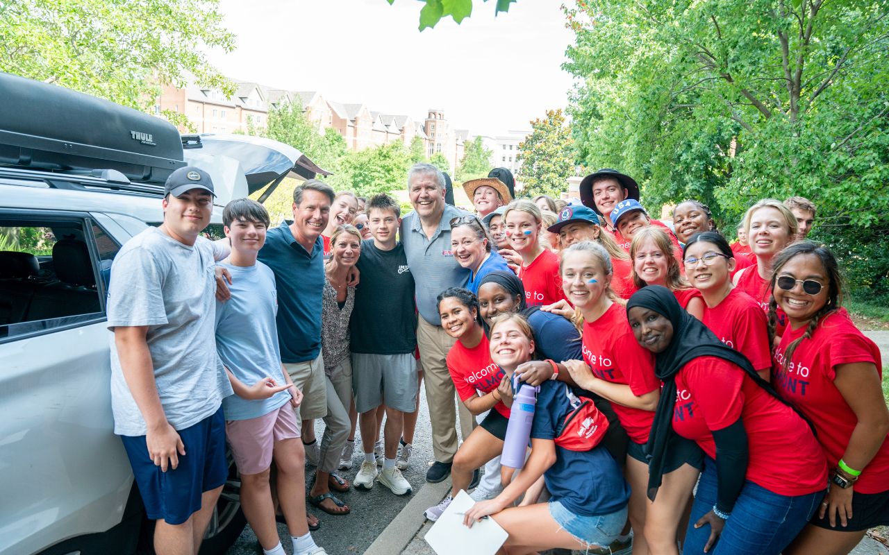 Greg Jones and Towering Tradition leaders welcome new students to Belmont