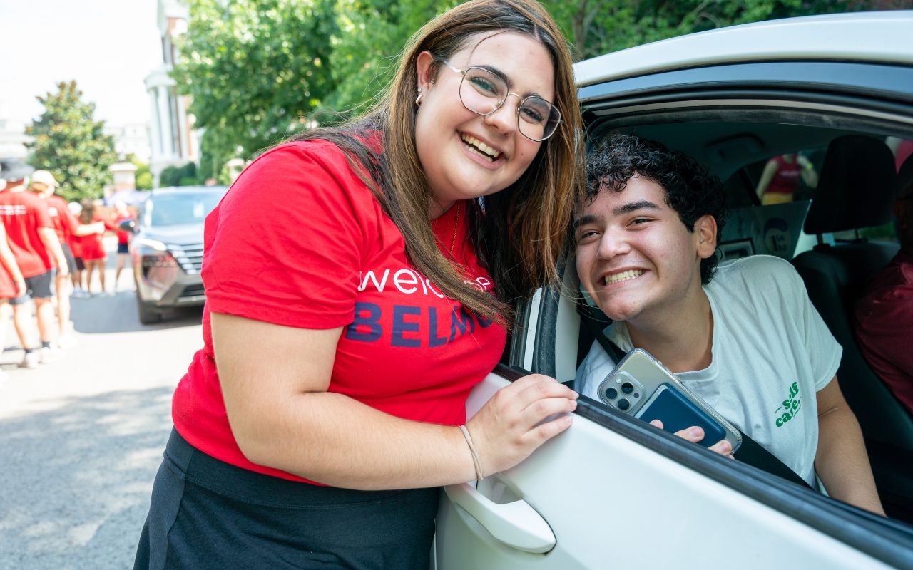 Towering Tradition leaders welcome new students to Belmont