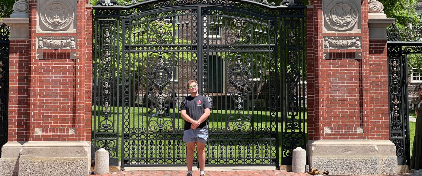 Alex Greve in front of a gate