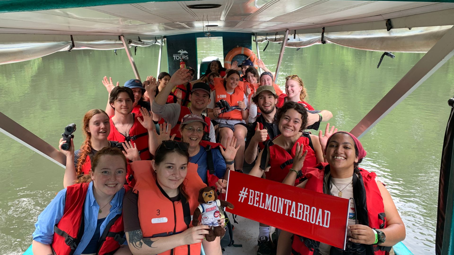 Students studying abroad in Costa Rica