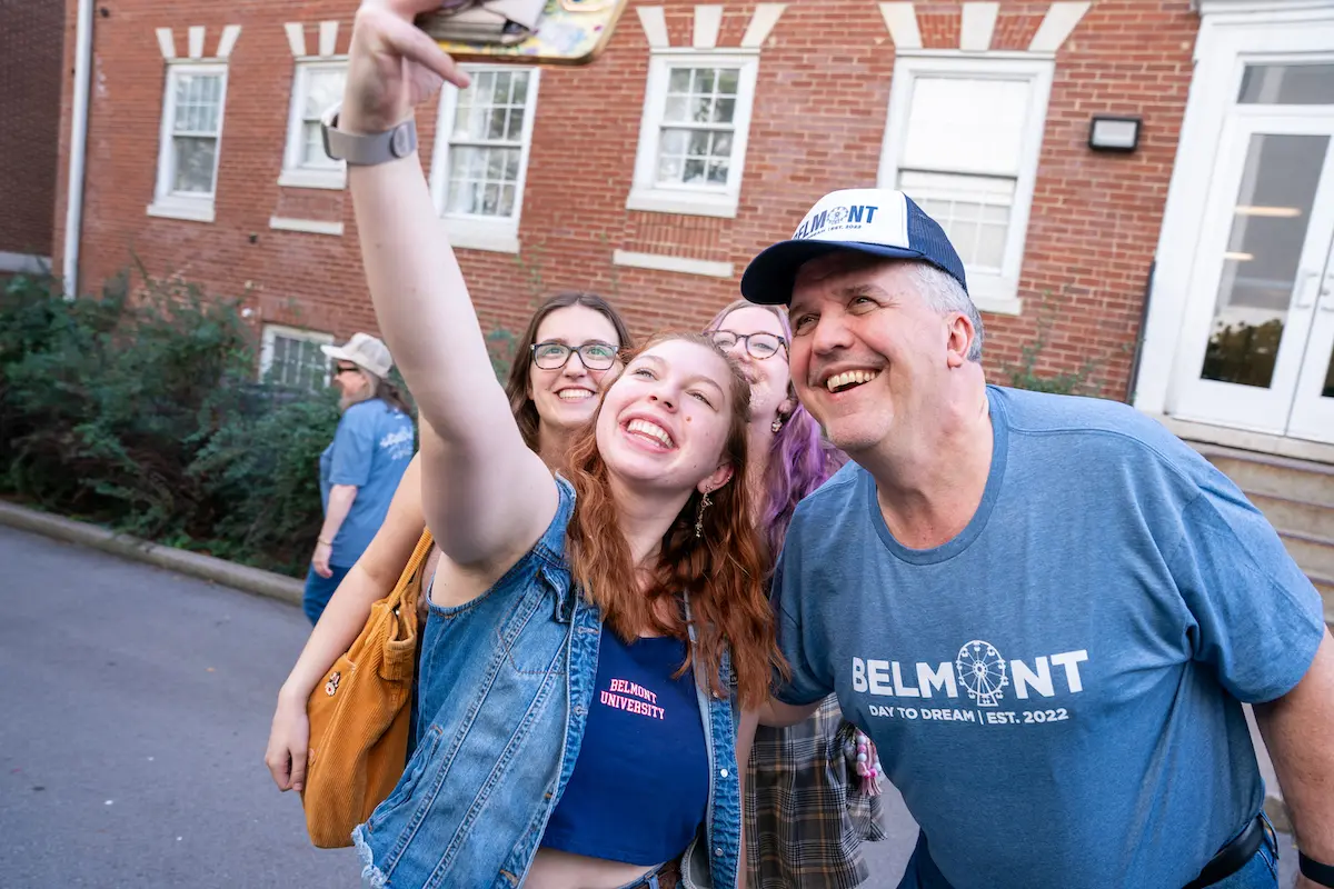 Students taking selfie with President Jones