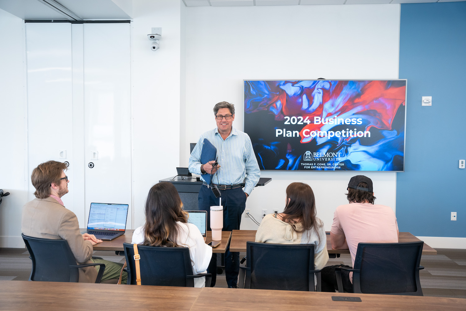 Professor José González speaks with alumni judge panel