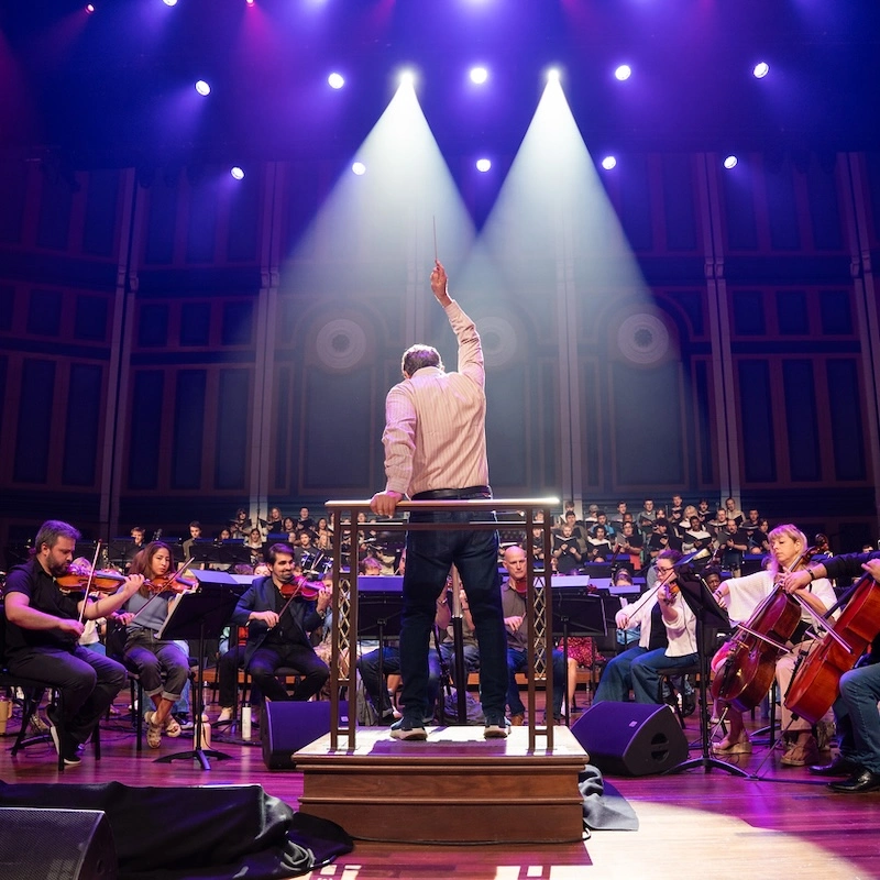 Eugene Kohen conducts the orchestra