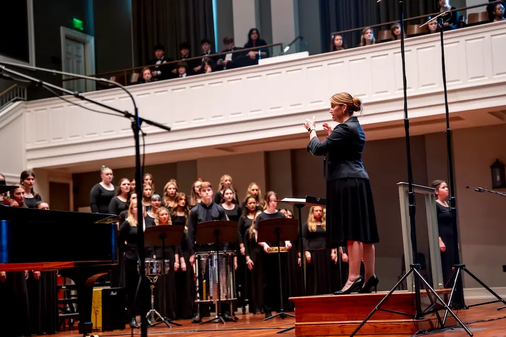 Leslie Mann directing a performance