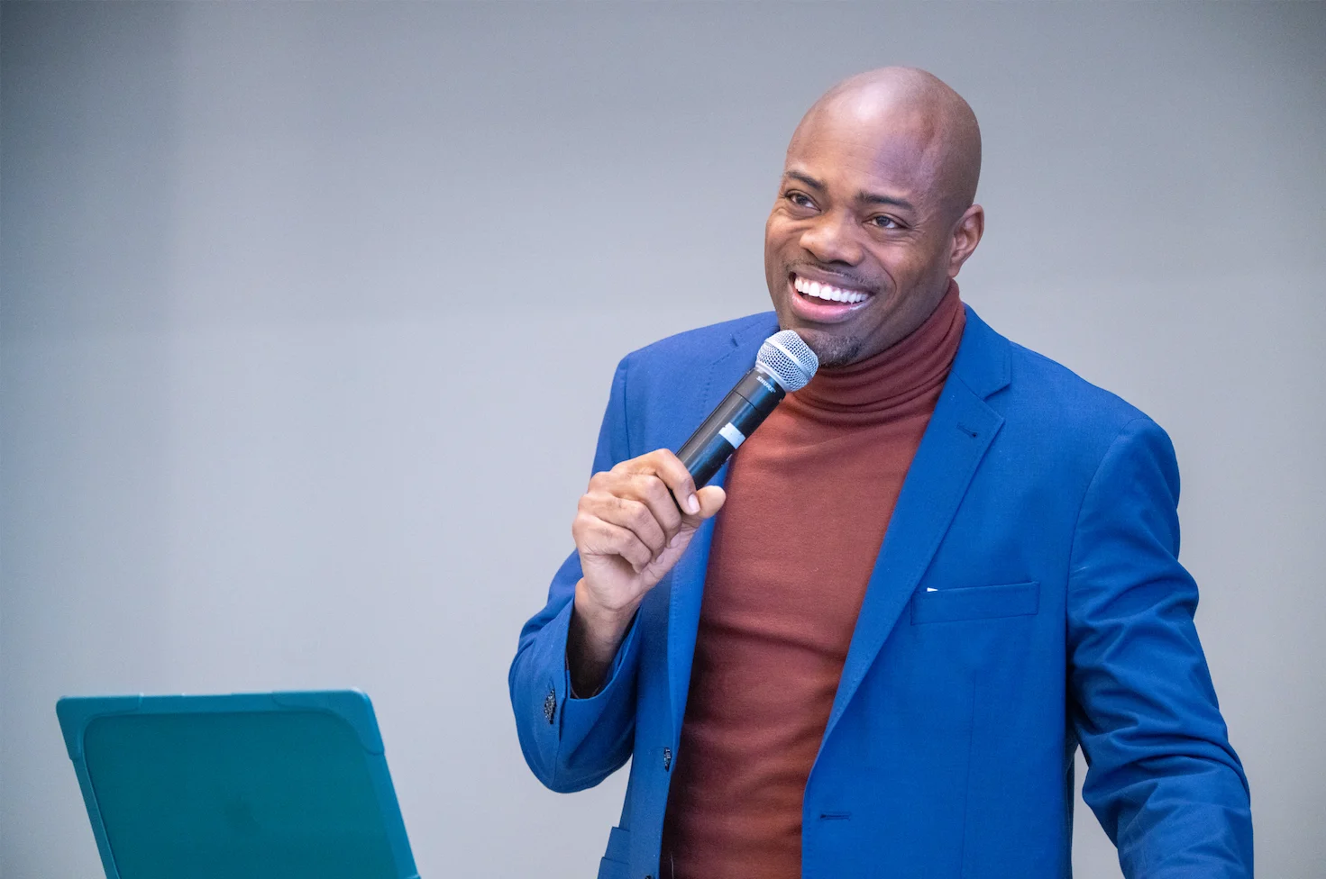 Reverend Dr. Mika Edmonson delivering a sermon in chapel